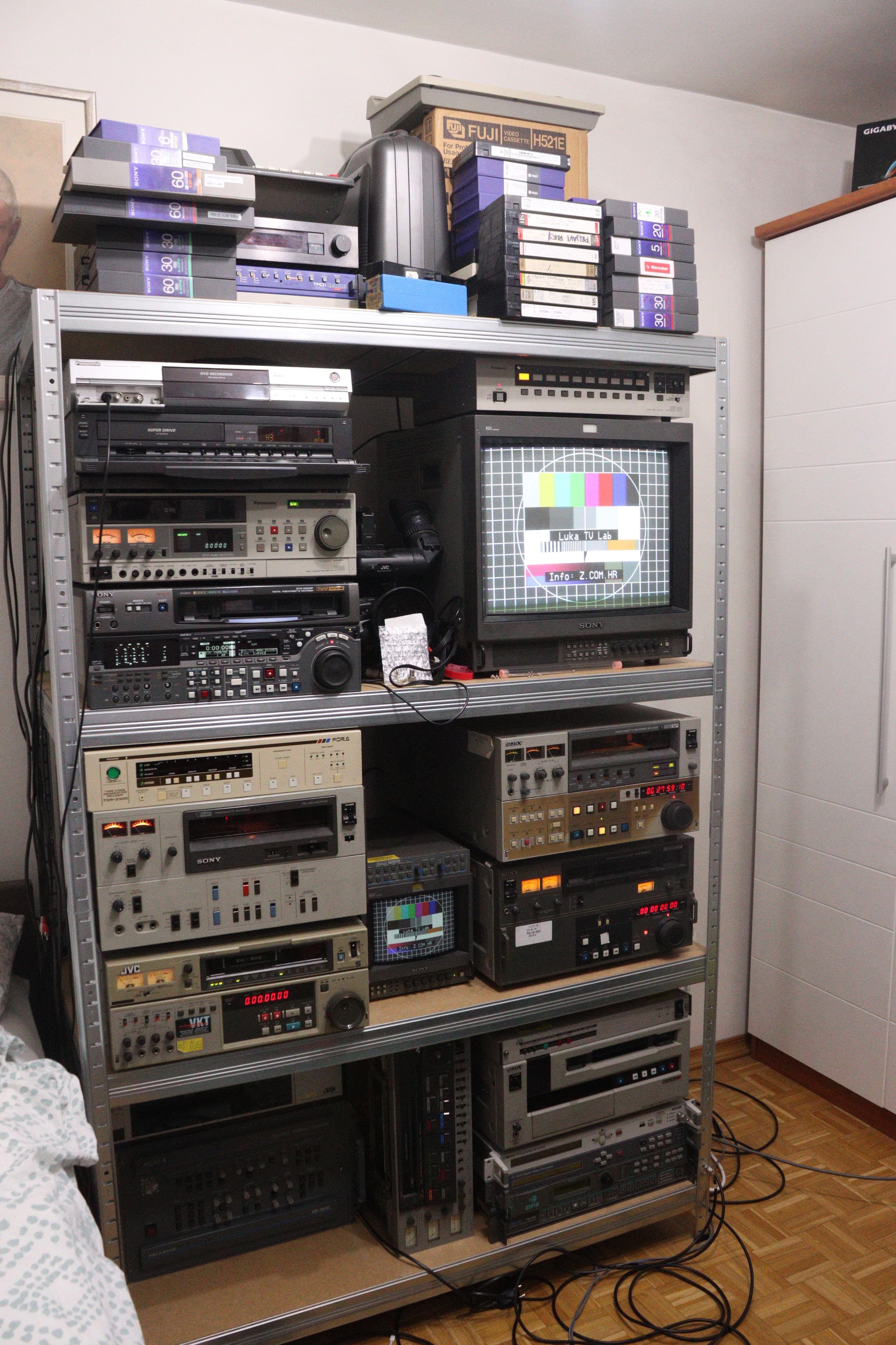 Profesionalna oprema za digitalizaciju analognih video traka u studiju Arhiva.TV